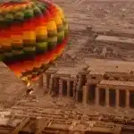 Ramesseum Tempel Tour - Eingangsbereich mit Statuenresten