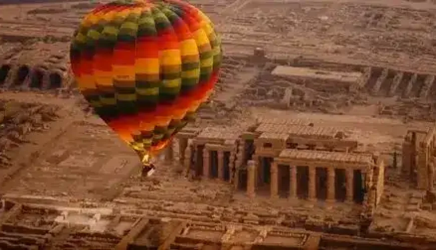 Ramesseum Tempel Tour - Eingangsbereich mit Statuenresten