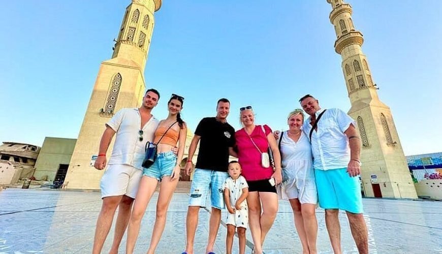Hurghada City Tour deutsch - Panoramablick auf die El-Mina-Moschee bei Sonnenuntergang