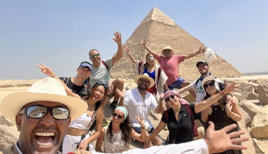 Kairo Ausflug ab Hurghada mit Kindern - Familie vor den Pyramiden